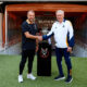 Los entrenadores del Real Madrid CF y el FC Barcelona, Carlo Ancelotti (d) y Hansi Flick (i), respectivamente, han posado este sábado junto al trofeo en el estadio Al Jawhara de Yeda, que mañana acogerá la final de la Supercopa de España. EFE/RFEF/David Aliaga -SOLO USO EDITORIAL/SOLO DISPONIBLE PARA ILUSTRAR LA NOTICIA QUE ACOMPAÑA (CRÉDITO OBLIGATORIO)-