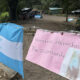 Fotografía del 12 de enero de 2025 de una bandera de Honduras y un cartel durante un plantón de campesinos en Quebrada de Arena (Honduras). EFE/ Germán Reyes