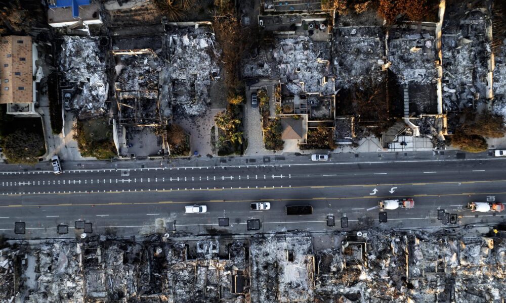 Vista aérea de un barrio destruido por el incendio de Palisades en Malibú, California, EE.UU.. EFE/ Ted Soqui