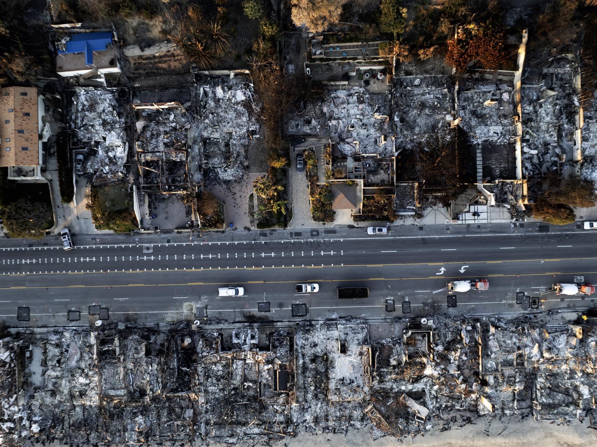 Vista aérea de un barrio destruido por el incendio de Palisades en Malibú, California, EE.UU.. EFE/ Ted Soqui