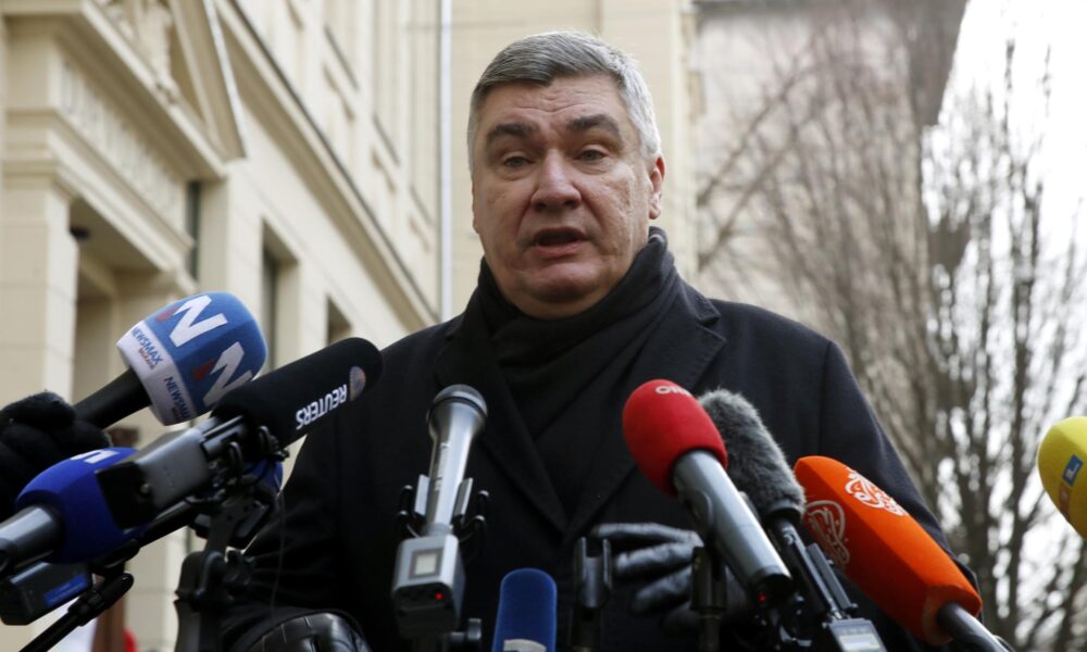 Zagreb (Croatia), 12/01/2025.- El actual presidente y candidato a renovar el cargo, Zoran Milanovic, comparece ante la prensa en la jornada de elecciones presidenciales en Croacia EFE/EPA/ANTONIO BAT