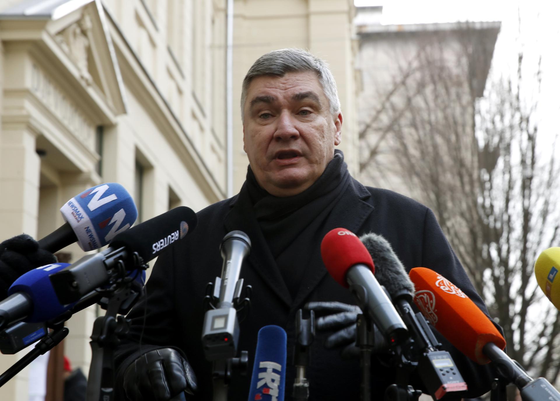 Zagreb (Croatia), 12/01/2025.- El actual presidente y candidato a renovar el cargo, Zoran Milanovic, comparece ante la prensa en la jornada de elecciones presidenciales en Croacia EFE/EPA/ANTONIO BAT