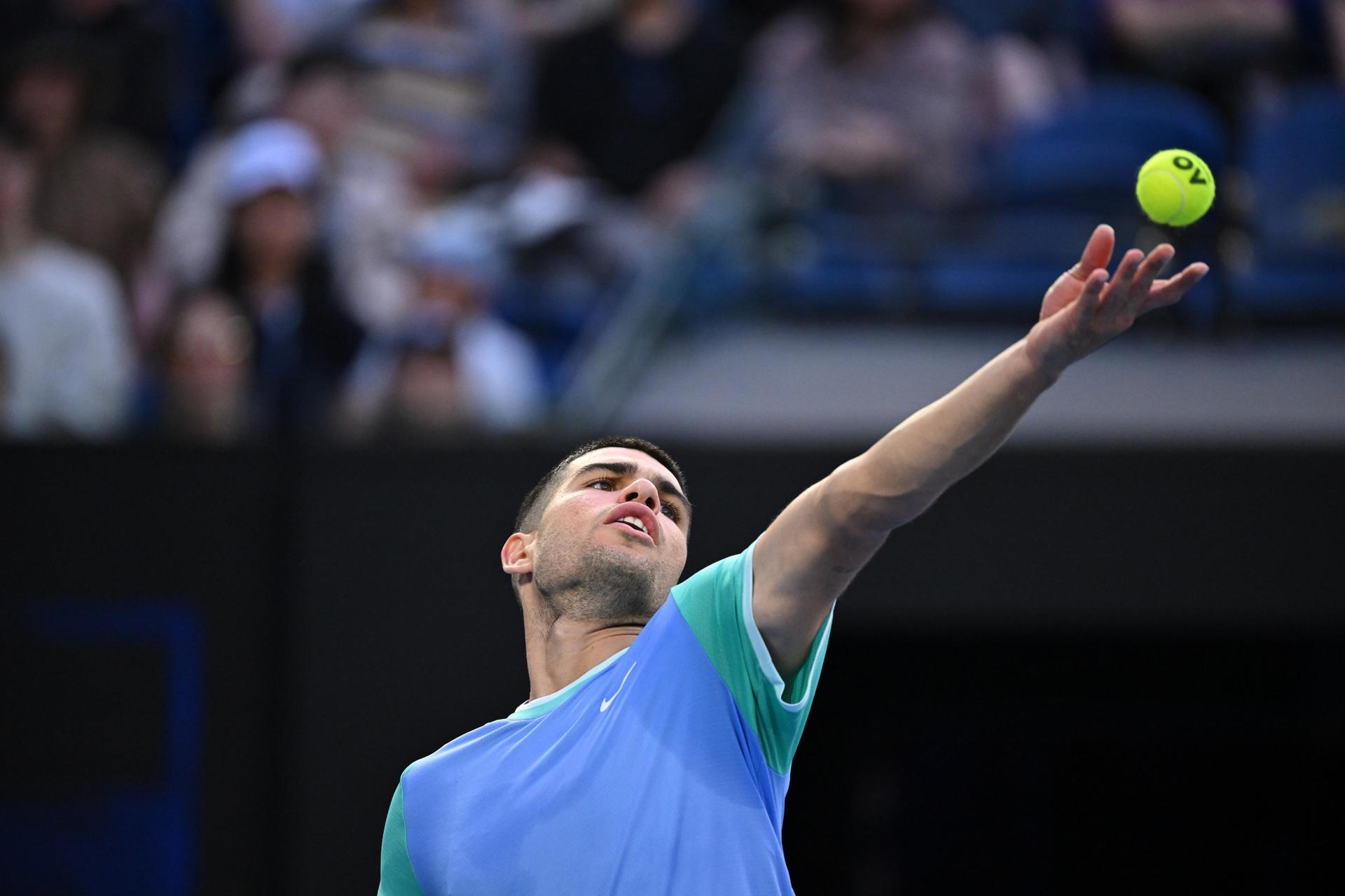 Foto de archivo de Carlos Alcaraz, número 3 del mundo, durante el partido de exhibición del pasado miércoles ante el australiano Alex de Miñaur, en la pista Rod Laver en Melbourne Park. EFE/ JAMES ROSS AUSTRALIA AND NEW ZEALAND OUT