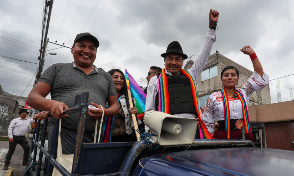 El candidato presidencial por el Movimiento de Unidad Plurinacional Pachakutic, Leónidas Iza (c) saluda este domingo, en Cutuglagua (Ecuador). EFE/ José Jácome