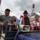 El candidato presidencial por el Movimiento de Unidad Plurinacional Pachakutic, Leónidas Iza (c) saluda este domingo, en Cutuglagua (Ecuador). EFE/ José Jácome