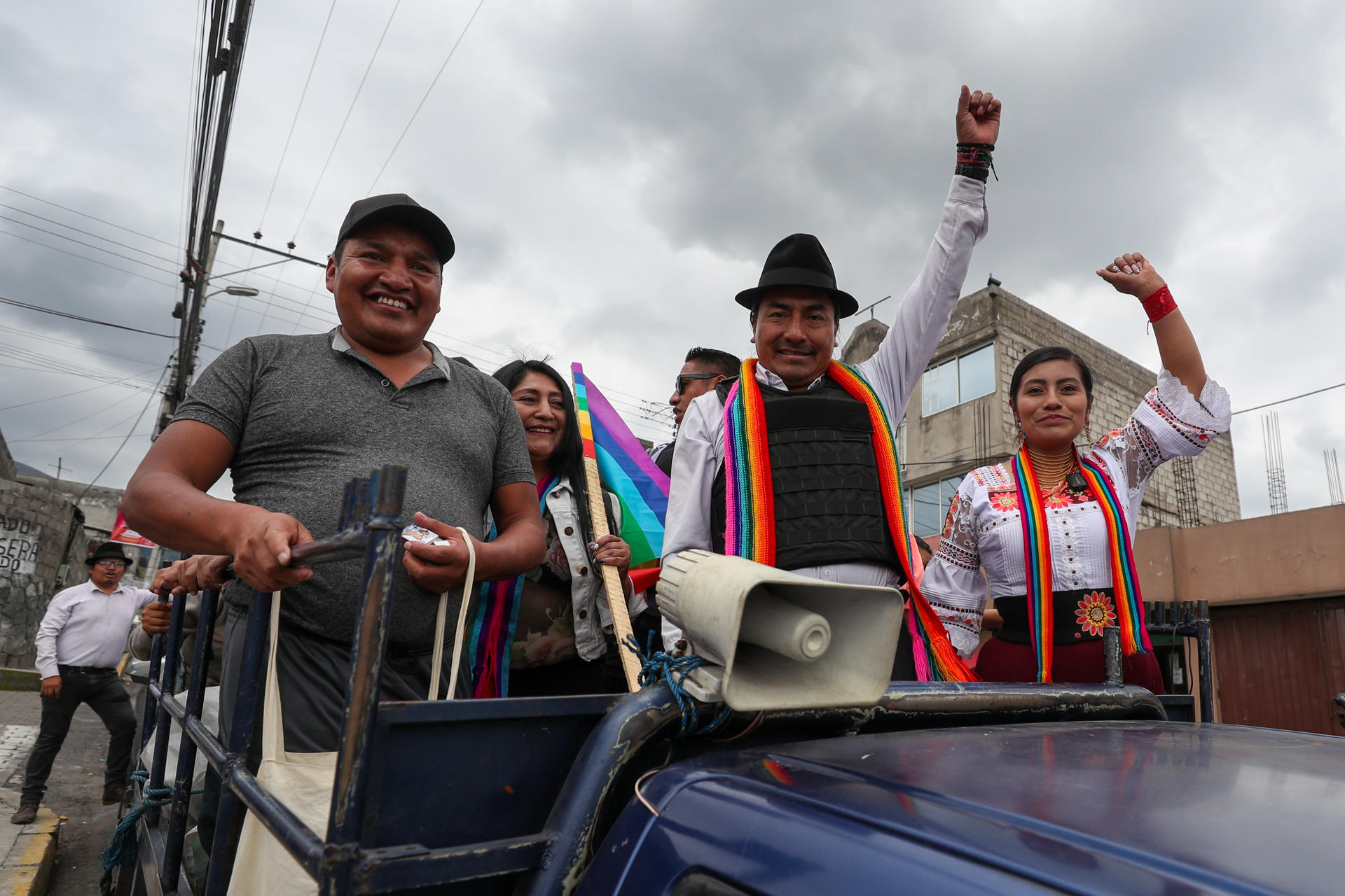 El candidato presidencial por el Movimiento de Unidad Plurinacional Pachakutic, Leónidas Iza (c) saluda este domingo, en Cutuglagua (Ecuador). EFE/ José Jácome