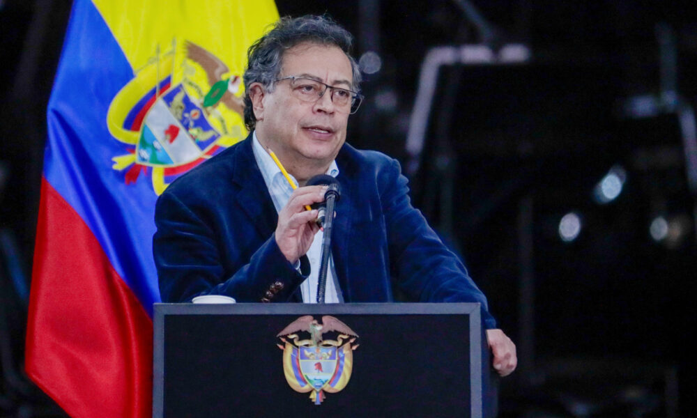 Fotografía de archivo del 21 de noviembre de 2024 del presidente de Colombia, Gustavo Petro, durante la ceremonia de conmemoración del octavo aniversario de la firma del acuerdo de paz, en la Plaza de Bolívar en Bogotá (Colombia). EFE/ Carlos Ortega