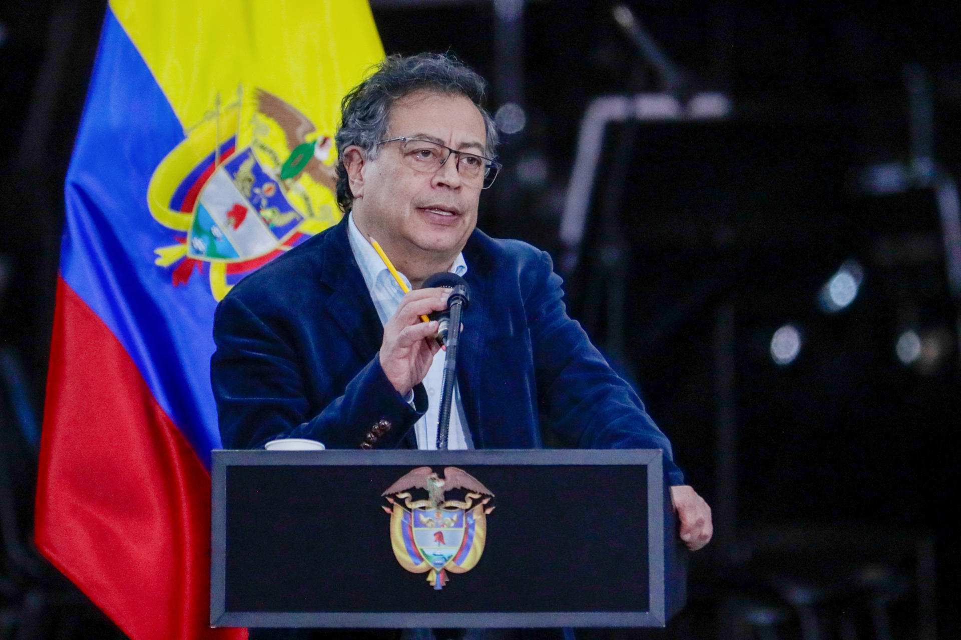 Fotografía de archivo del 21 de noviembre de 2024 del presidente de Colombia, Gustavo Petro, durante la ceremonia de conmemoración del octavo aniversario de la firma del acuerdo de paz, en la Plaza de Bolívar en Bogotá (Colombia). EFE/ Carlos Ortega