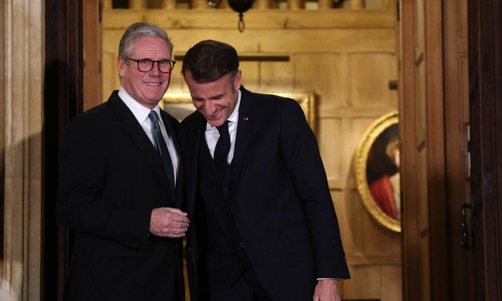 El primer ministro británico, Keir Starmer (izq.), recibe al presidente francés, Emmanuel Macron (der.), en el retiro campestre de Chequers, cerca de Ellesborough, Gran Bretaña, el 9 de enero de 2025. EFE/EPA/Neil Hall / POOL