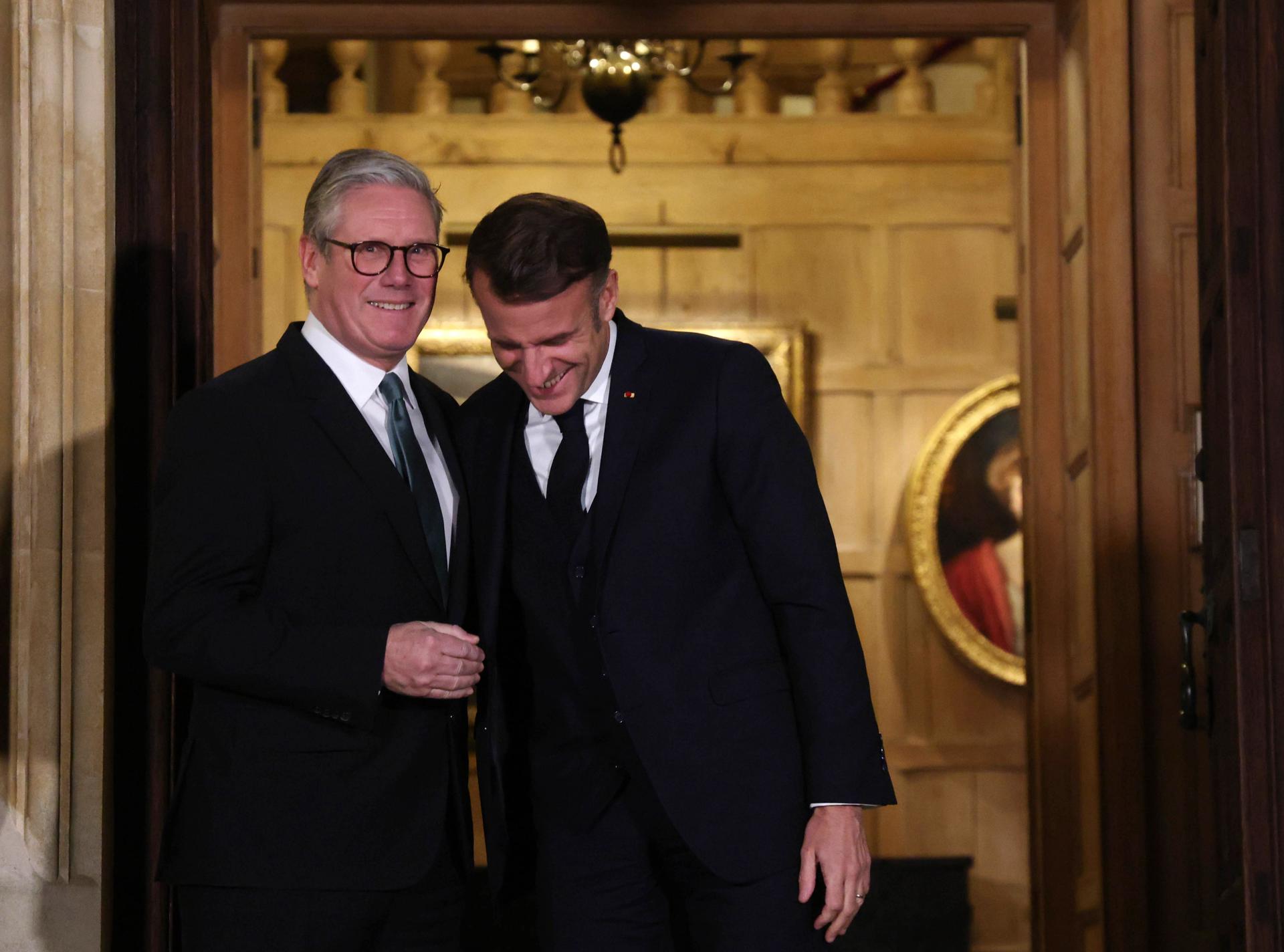 El primer ministro británico, Keir Starmer (izq.), recibe al presidente francés, Emmanuel Macron (der.), en el retiro campestre de Chequers, cerca de Ellesborough, Gran Bretaña, el 9 de enero de 2025. EFE/EPA/Neil Hall / POOL