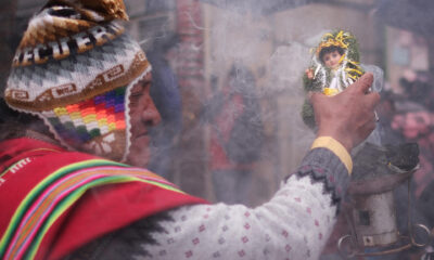 Un sacerdote aimara o 'amauta' sostiene una imagen del niño Jesús durante la misa de Reyes este lunes, en La Paz (Bolivia). EFE/ Luis Gandarillas