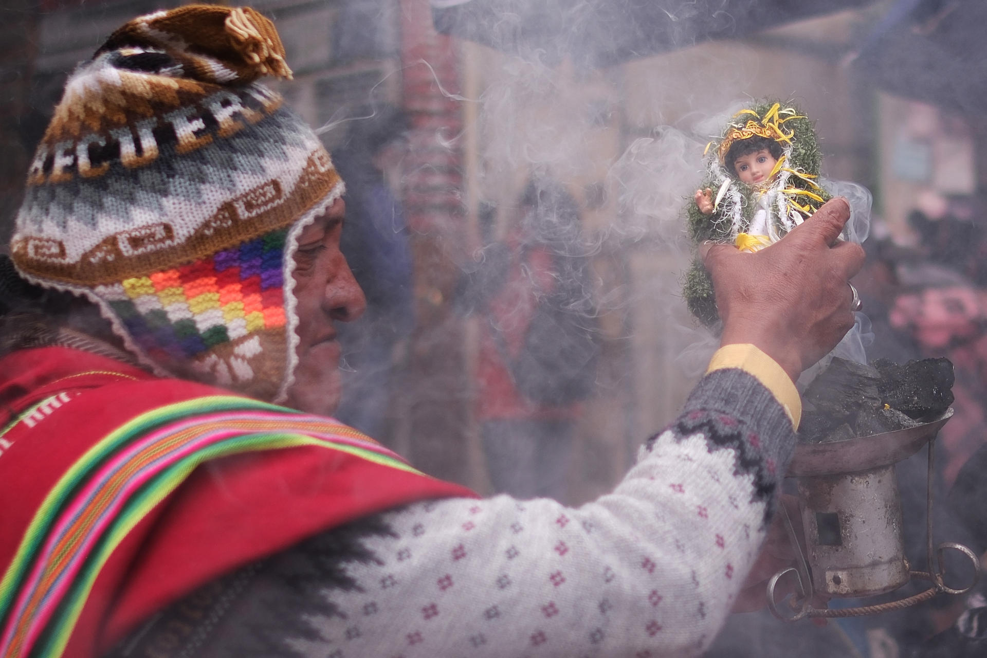 Un sacerdote aimara o 'amauta' sostiene una imagen del niño Jesús durante la misa de Reyes este lunes, en La Paz (Bolivia). EFE/ Luis Gandarillas