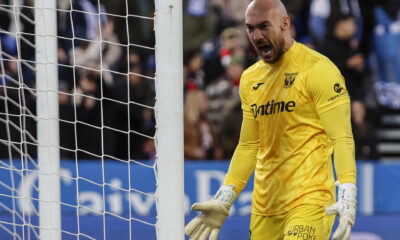 El guardameta del Leganés Marko Dmitrović celebra la victoria en el partido de LaLiga EA Sports entre CD Leganés y Atlético de Madrid, este sábado en el Estadio Municipal Butarque de Madrid. EFE/ Sergio Pérez