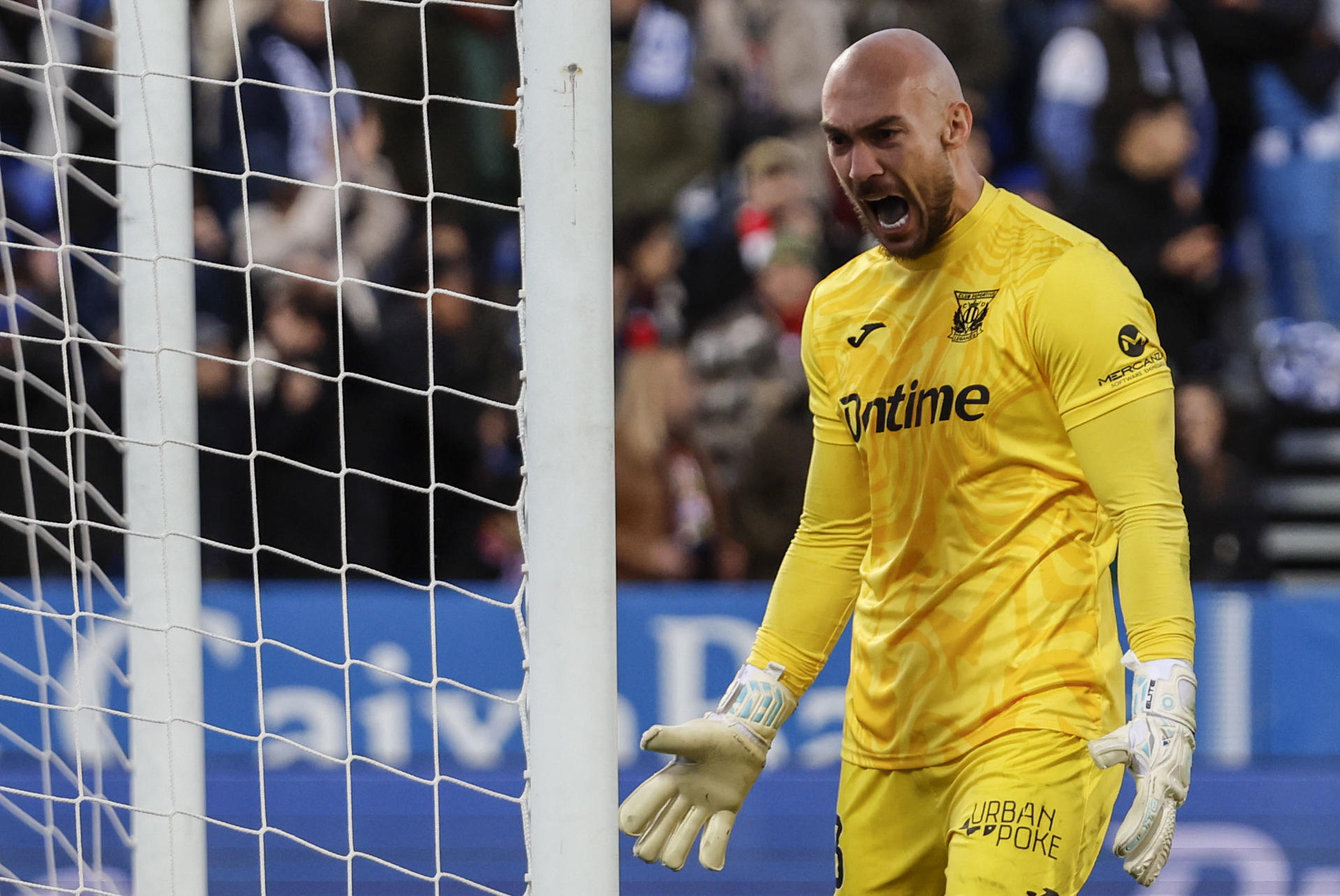 El guardameta del Leganés Marko Dmitrović celebra la victoria en el partido de LaLiga EA Sports entre CD Leganés y Atlético de Madrid, este sábado en el Estadio Municipal Butarque de Madrid. EFE/ Sergio Pérez