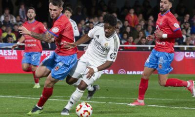 El delantero brasileño del Real Madrid Endrick (c) controla el balón ante el jugador de la Deportiva Minera Fran Molina (2i) durante el partido correspondiente a los dieciseisavos de final de la Copa del Rey, que están disputando este lunes en el estadio Cartagonova en Cartagena. EFE/Marcial Guillén