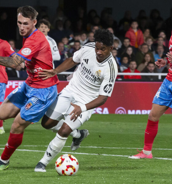 El delantero brasileño del Real Madrid Endrick (c) controla el balón ante el jugador de la Deportiva Minera Fran Molina (2i) durante el partido correspondiente a los dieciseisavos de final de la Copa del Rey, que están disputando este lunes en el estadio Cartagonova en Cartagena. EFE/Marcial Guillén