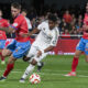 El delantero brasileño del Real Madrid Endrick (c) controla el balón ante el jugador de la Deportiva Minera Fran Molina (2i) durante el partido correspondiente a los dieciseisavos de final de la Copa del Rey, que están disputando este lunes en el estadio Cartagonova en Cartagena. EFE/Marcial Guillén