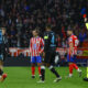 El colegiado muestra tarjeta roja al centrocampista del Atlético de Madrid, Pablo Barrios (2i), durante el encuentro correspondiente a la fase regular de la Liga de Campeones que disputan hoy martes Atlético de Madrid y Bayer Leverkusen en el estadio Metropolitano, en Madrid. EFE / Juanjo Martín.