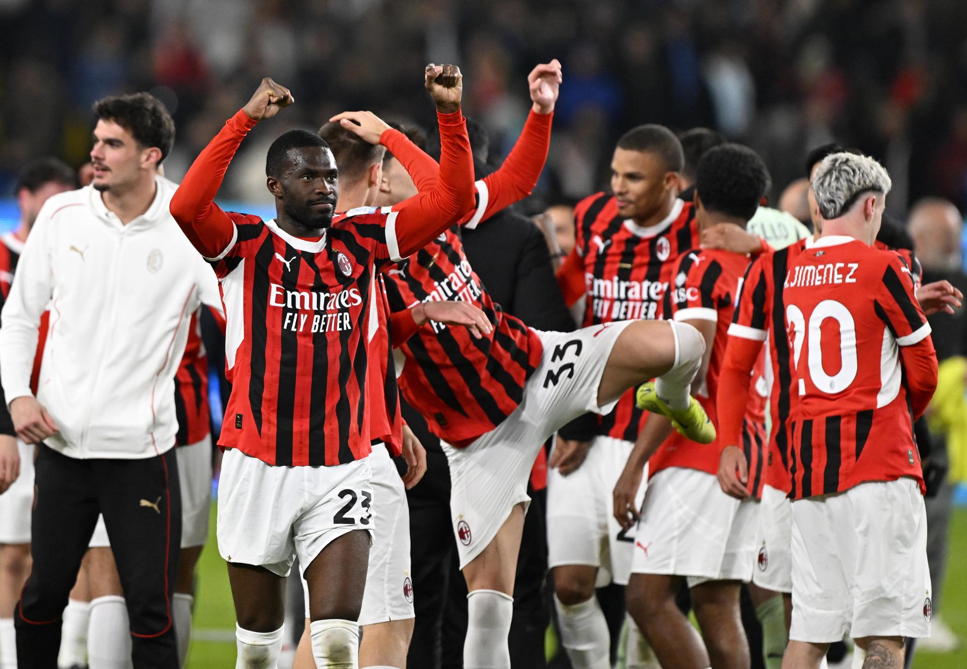 Los jugadores del Milan celebran su victoria en la Supercopa de Italia ante el Inter de Milán. EPA/STRINGER