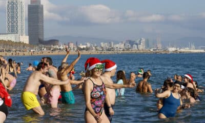 Cientos de bañistas dan la bienvenida al nuevo año este miércoles en una playa de la ciudad española de Barcelona. EFE/Toni Albir