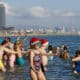 Cientos de bañistas dan la bienvenida al nuevo año este miércoles en una playa de la ciudad española de Barcelona. EFE/Toni Albir