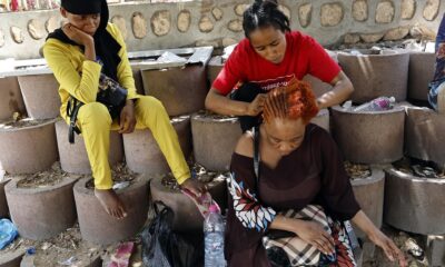 Migrantes subsaharianos se reúnen en un jardín público en Sfax, en el sur de Túnez, Túnez, 21 de julio de 2023. 
EFE/EPA/MOHAMED MESSARA