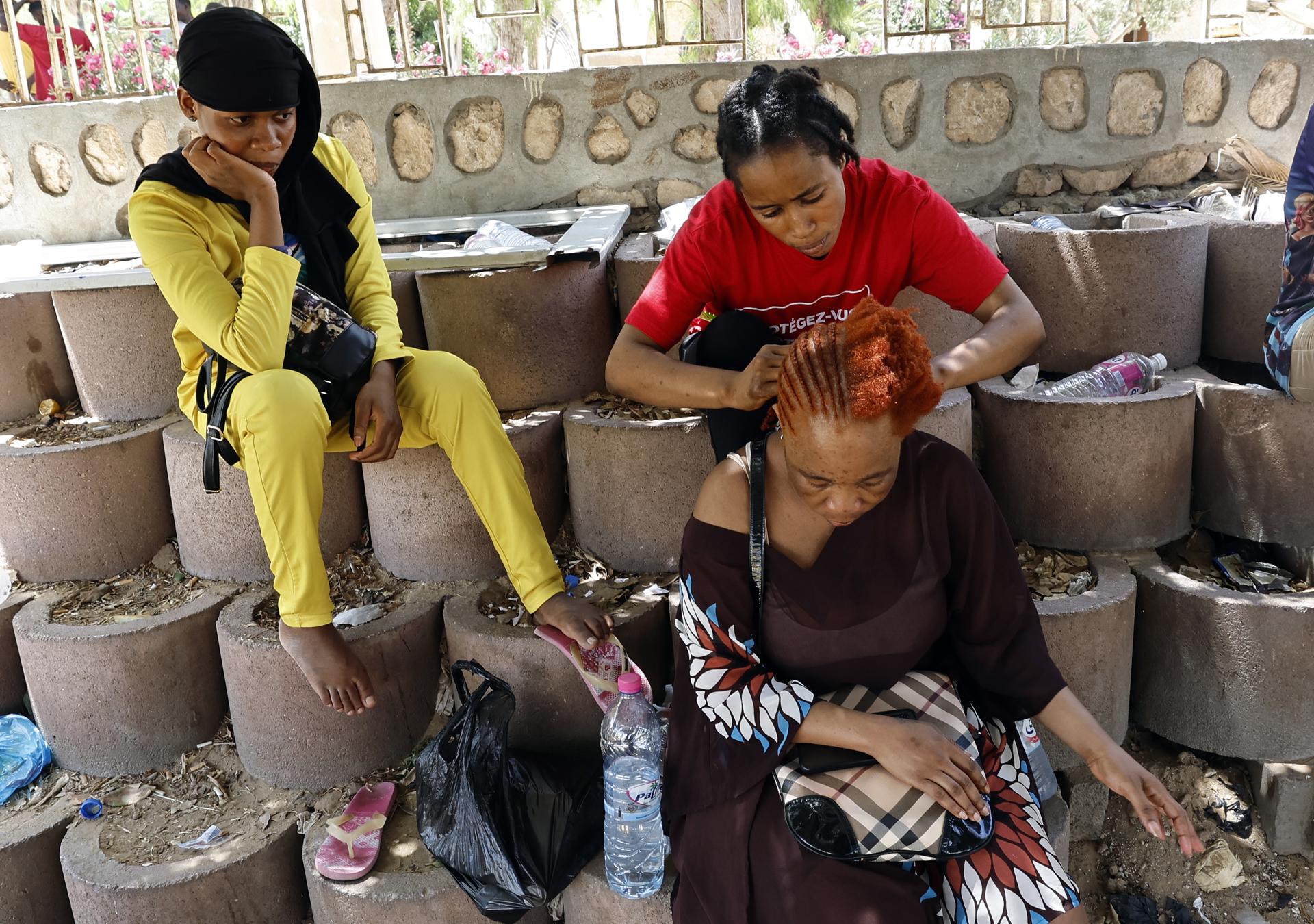 Migrantes subsaharianos se reúnen en un jardín público en Sfax, en el sur de Túnez, Túnez, 21 de julio de 2023. 
EFE/EPA/MOHAMED MESSARA