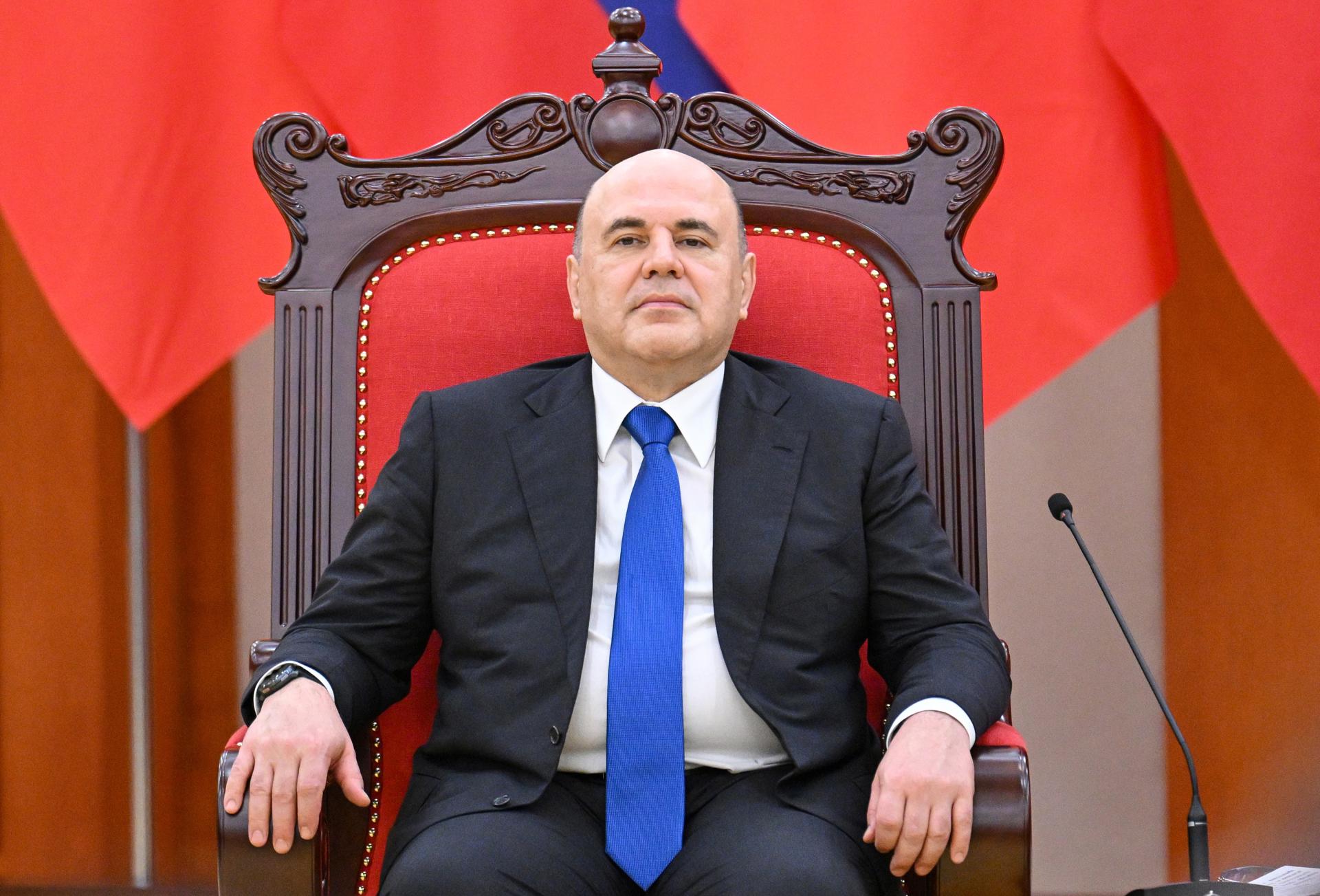 Hanoi (Vietnam), 14/01/2025.- Russia's Prime Minister Mikhail Mishusti looks on during a meeting with Vietnam's communist party general secretary at the Office of the Party Central Committee in Hanoi, Vietnam, 14 January 2025. The Russian prime minister is on a two-day official visit to Vietnam. (Rusia) EFE/EPA/NHAC NGUYEN / POOL