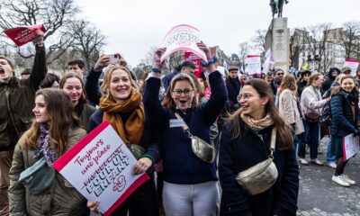 Activistas proaborto se reúnen en la Plaza Trocadero, cerca de la Torre Eiffel, antes de la manifestación "Marcha por la Vida" en París, Francia, el 19 de enero de 2025.EFE/EPA/Christophe Petit Tesson