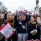 Activistas proaborto se reúnen en la Plaza Trocadero, cerca de la Torre Eiffel, antes de la manifestación "Marcha por la Vida" en París, Francia, el 19 de enero de 2025.EFE/EPA/Christophe Petit Tesson