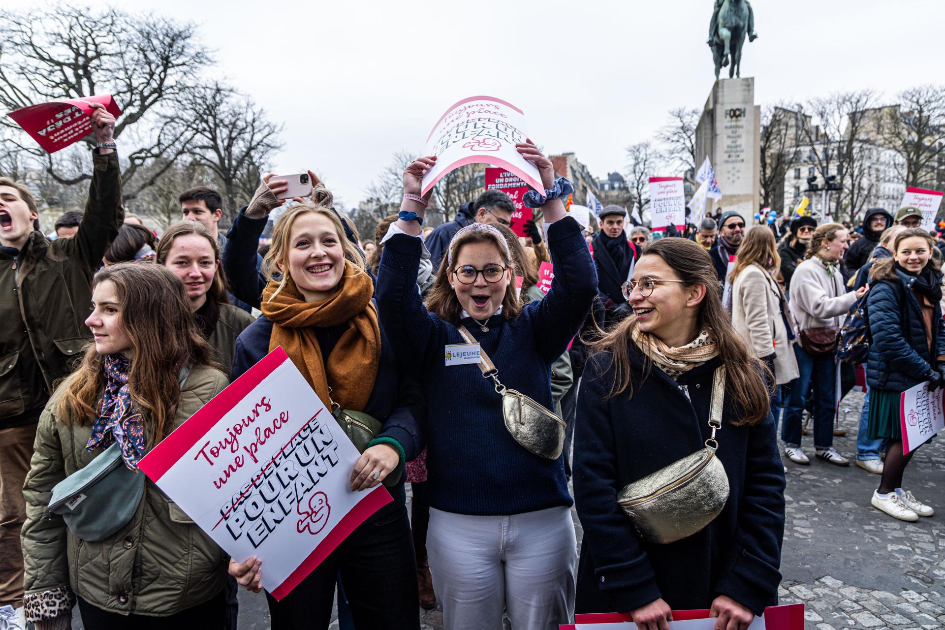 Activistas proaborto se reúnen en la Plaza Trocadero, cerca de la Torre Eiffel, antes de la manifestación "Marcha por la Vida" en París, Francia, el 19 de enero de 2025.EFE/EPA/Christophe Petit Tesson