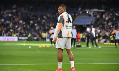 El delantero francés del Real Madrid Kylian Mbappé calienta este domingo, previo a un partido de la jornada 20 de LaLiga EA Sports, entre el Real Madrid y el UD Las Palmas, en el Estadio Santiago Bernabéu de Madrid. EFE/ Fernando Villar