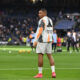 El delantero francés del Real Madrid Kylian Mbappé calienta este domingo, previo a un partido de la jornada 20 de LaLiga EA Sports, entre el Real Madrid y el UD Las Palmas, en el Estadio Santiago Bernabéu de Madrid. EFE/ Fernando Villar