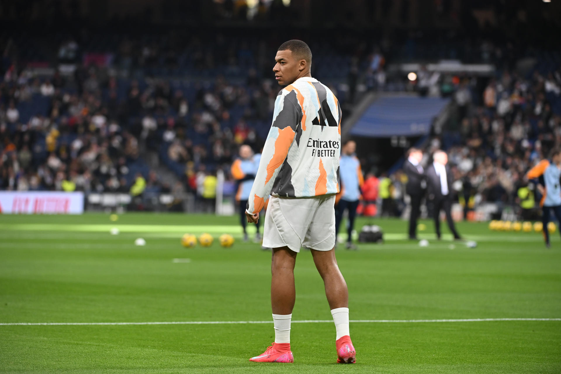 El delantero francés del Real Madrid Kylian Mbappé calienta este domingo, previo a un partido de la jornada 20 de LaLiga EA Sports, entre el Real Madrid y el UD Las Palmas, en el Estadio Santiago Bernabéu de Madrid. EFE/ Fernando Villar