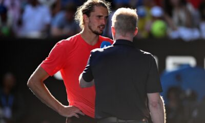 El tenista alemán Alexander Zverev es entrevistado después de ganar su partido de cuartos de final contra el estadounidense Tommy Paul en el Abierto de Australia 2025 en Melbourne Park. EFE/EPA/LUKAS COCH