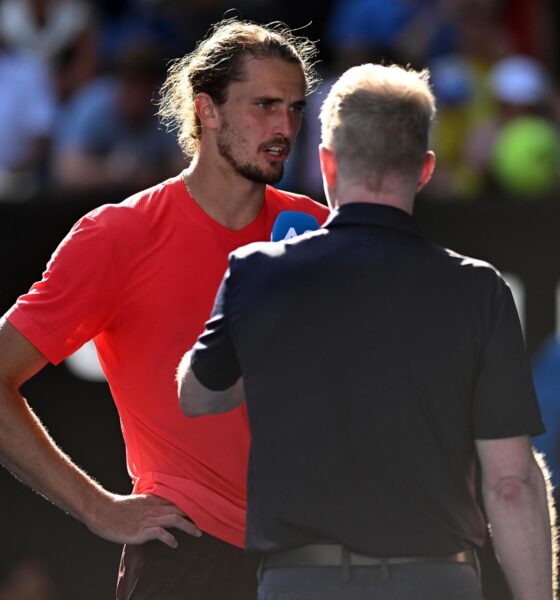 El tenista alemán Alexander Zverev es entrevistado después de ganar su partido de cuartos de final contra el estadounidense Tommy Paul en el Abierto de Australia 2025 en Melbourne Park. EFE/EPA/LUKAS COCH