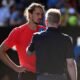 El tenista alemán Alexander Zverev es entrevistado después de ganar su partido de cuartos de final contra el estadounidense Tommy Paul en el Abierto de Australia 2025 en Melbourne Park. EFE/EPA/LUKAS COCH