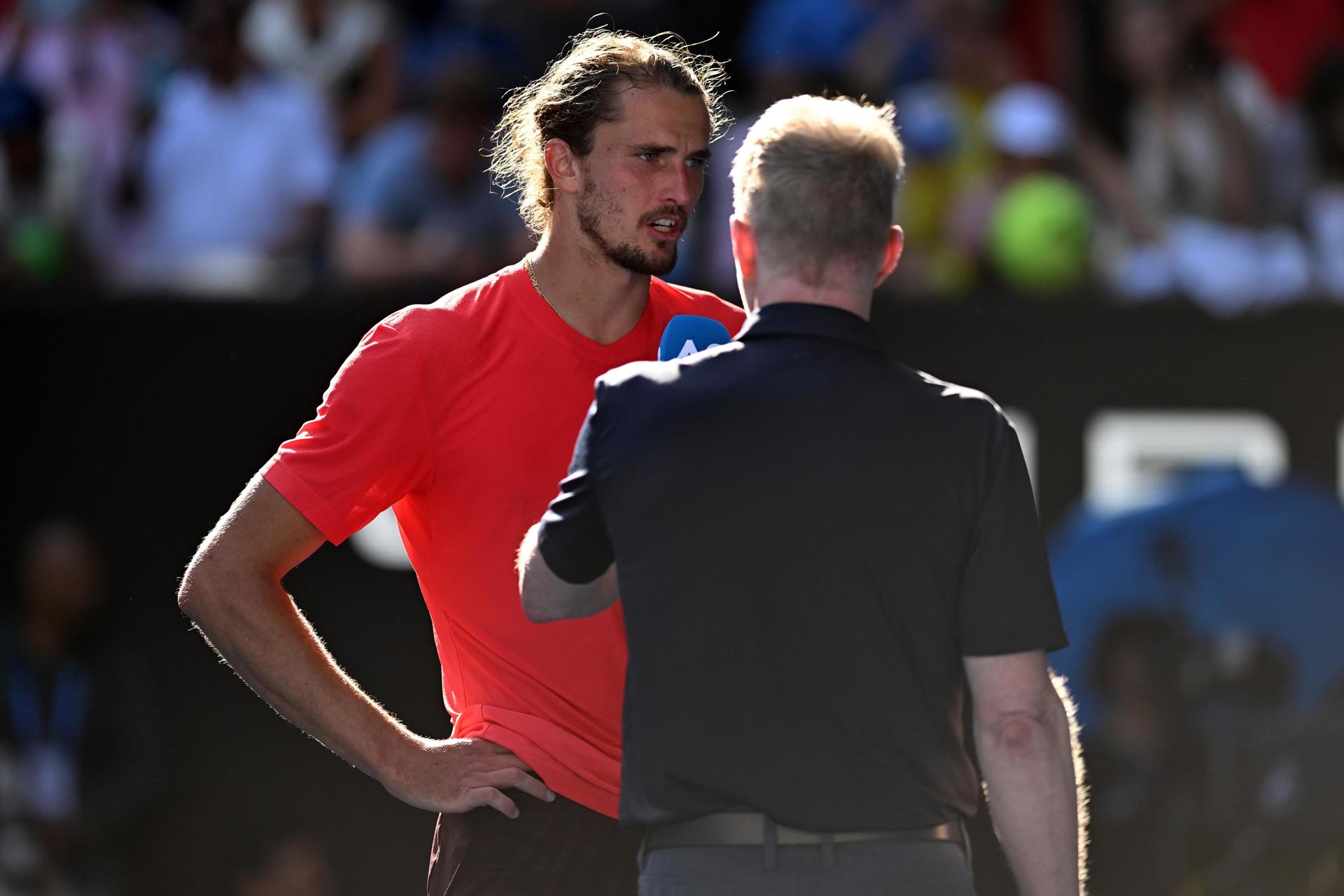 El tenista alemán Alexander Zverev es entrevistado después de ganar su partido de cuartos de final contra el estadounidense Tommy Paul en el Abierto de Australia 2025 en Melbourne Park. EFE/EPA/LUKAS COCH