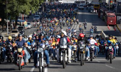 Motociclistas participan en una caravana chavista en respaldo al presidente de Venezuela, Nicolás Maduro, este miércoles 8 de enero en Caracas. EFE/ Ronald Peña R