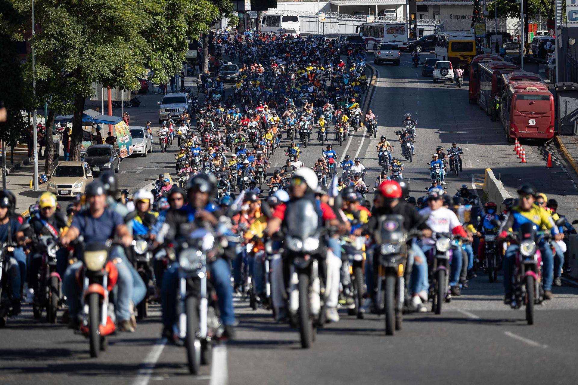 Motociclistas participan en una caravana chavista en respaldo al presidente de Venezuela, Nicolás Maduro, este miércoles 8 de enero en Caracas. EFE/ Ronald Peña R