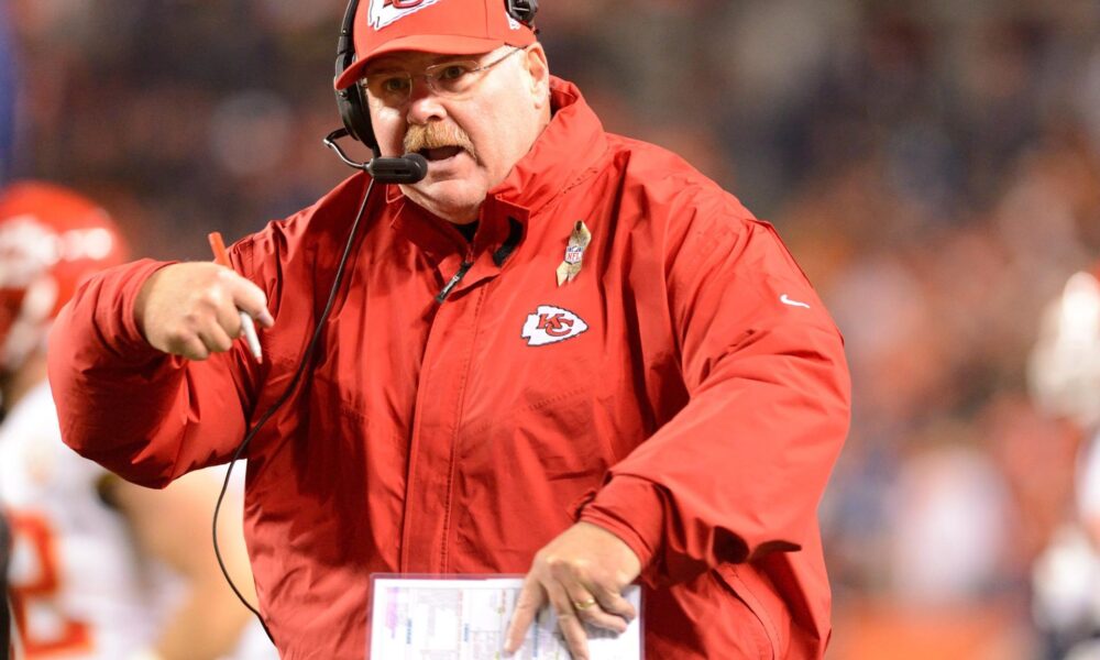 Fotografía de archivo del entrenador Andy Reid, quien completó 300 victorias en coincidencia con la que ha llevado este sábado a Kansas City Chiefs a la final de la Conferencia Americana por séptima ocasión seguida luego de doblegar por 23-14 a Houston Texans. EFE/EPA/BOB PEARSON