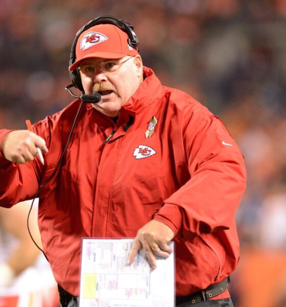 Fotografía de archivo del entrenador Andy Reid, quien completó 300 victorias en coincidencia con la que ha llevado este sábado a Kansas City Chiefs a la final de la Conferencia Americana por séptima ocasión seguida luego de doblegar por 23-14 a Houston Texans. EFE/EPA/BOB PEARSON