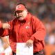 Fotografía de archivo del entrenador Andy Reid, quien completó 300 victorias en coincidencia con la que ha llevado este sábado a Kansas City Chiefs a la final de la Conferencia Americana por séptima ocasión seguida luego de doblegar por 23-14 a Houston Texans. EFE/EPA/BOB PEARSON