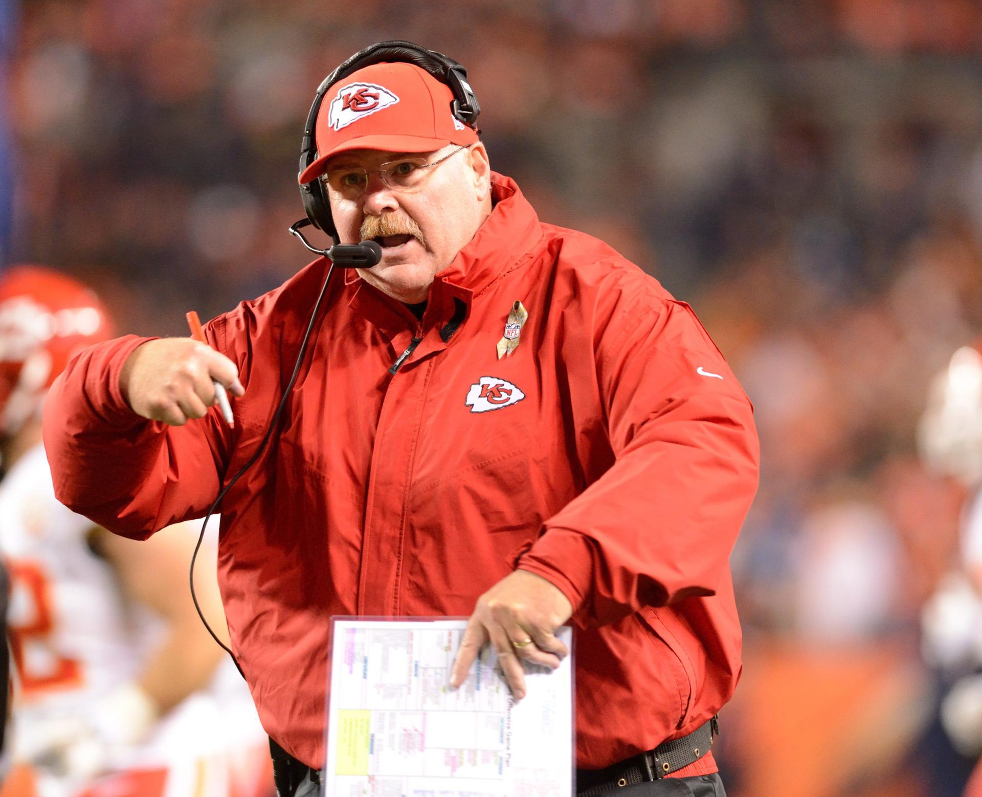 Fotografía de archivo del entrenador Andy Reid, quien completó 300 victorias en coincidencia con la que ha llevado este sábado a Kansas City Chiefs a la final de la Conferencia Americana por séptima ocasión seguida luego de doblegar por 23-14 a Houston Texans. EFE/EPA/BOB PEARSON