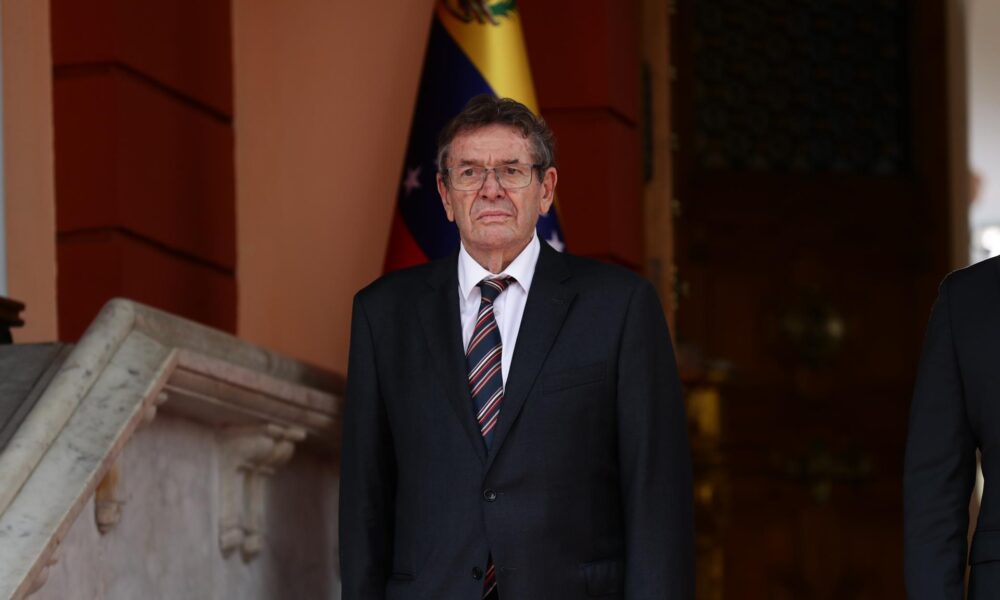 Fotografía de archivo del embajador de Chile en Venezuela, Jaime Gazmuri, durante la presentación de sus cartas credenciales en el Palacio de Miraflores en Caracas (Venezuela). EFE/ Rayner Peña R