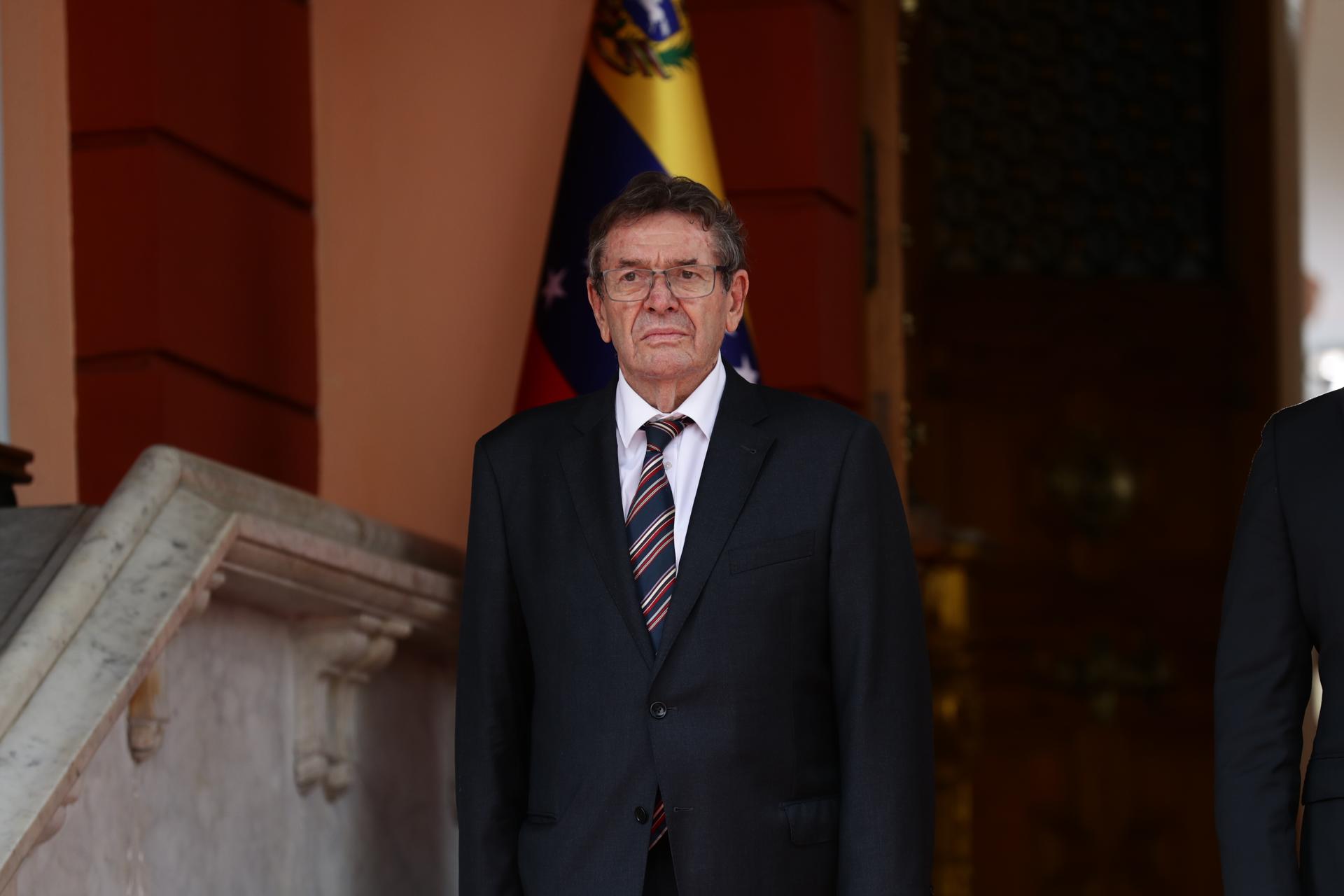 Fotografía de archivo del embajador de Chile en Venezuela, Jaime Gazmuri, durante la presentación de sus cartas credenciales en el Palacio de Miraflores en Caracas (Venezuela). EFE/ Rayner Peña R