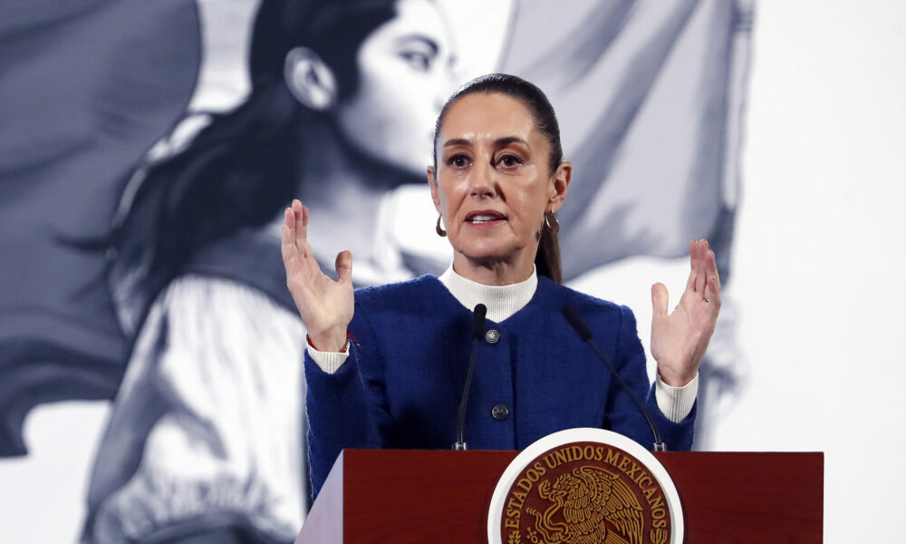 La presidenta de México, Claudia Sheinbaum, habla durante una rueda de prensa este miércoles, en Palacio Nacional en la Ciudad de México (México). EFE/ Mario Guzmán