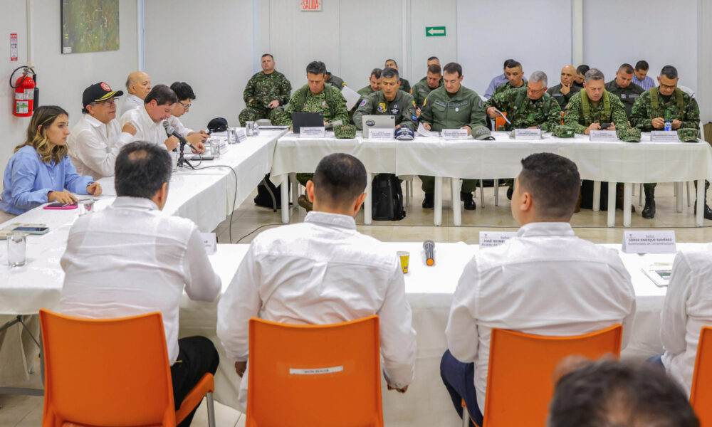 Fotografía cedida por la Presidencia de Colombia del presidente de Colombia, Gustavo Petro (2i), mientras asiste a un Consejo de Seguridad realizado este viernes en Tibú, Norte de Santander (Colombia). EFE/ Presidencia de Colombia