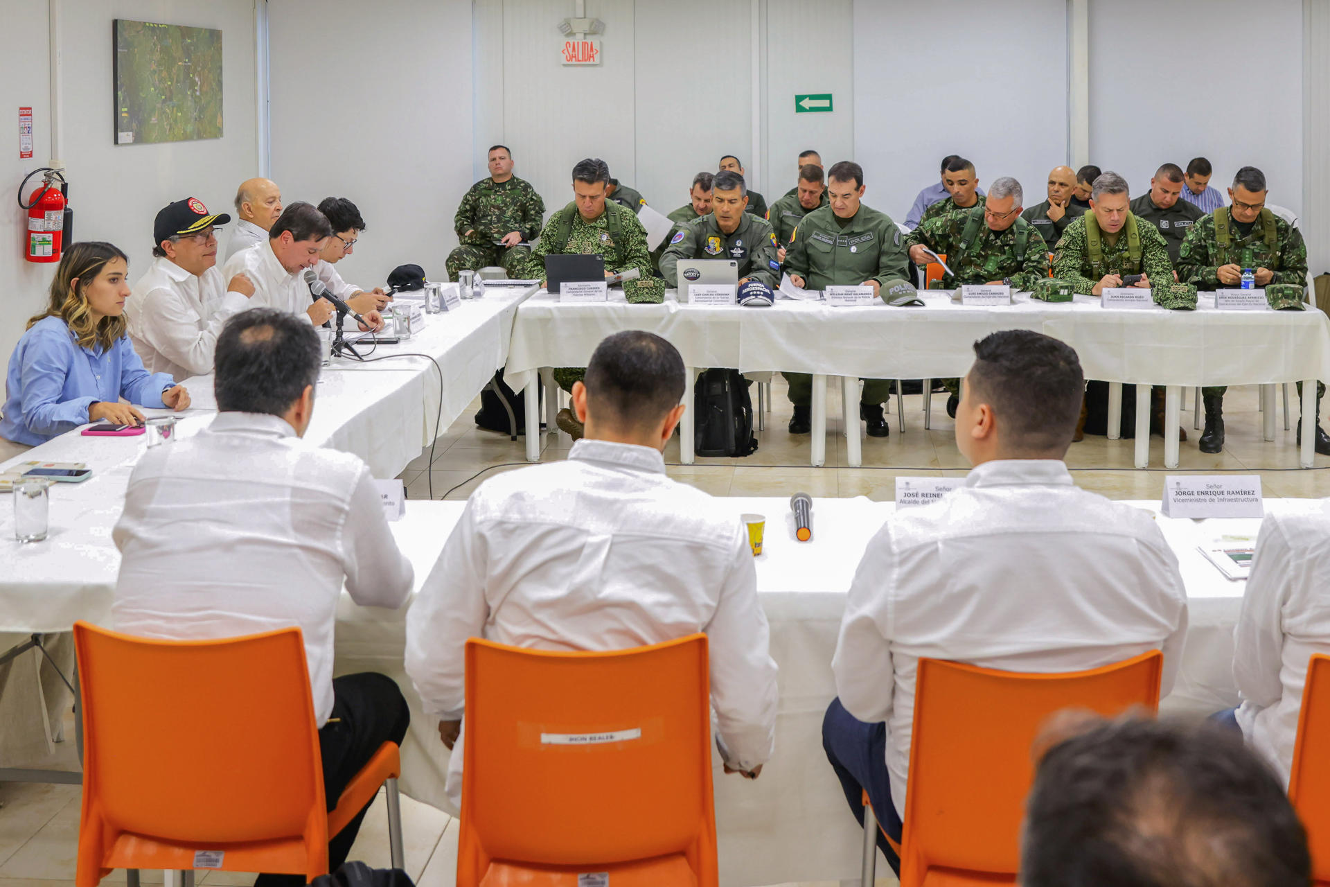 Fotografía cedida por la Presidencia de Colombia del presidente de Colombia, Gustavo Petro (2i), mientras asiste a un Consejo de Seguridad realizado este viernes en Tibú, Norte de Santander (Colombia). EFE/ Presidencia de Colombia