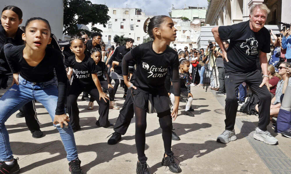 El director y coreógrafo estadounidense Vincent Paterson (d) dirige a bailarinas de la compañía Lizt Alfonso Dance Cuba (LADC) este martes, en La Habana (Cuba). EFE/ Ernesto Mastrascusa